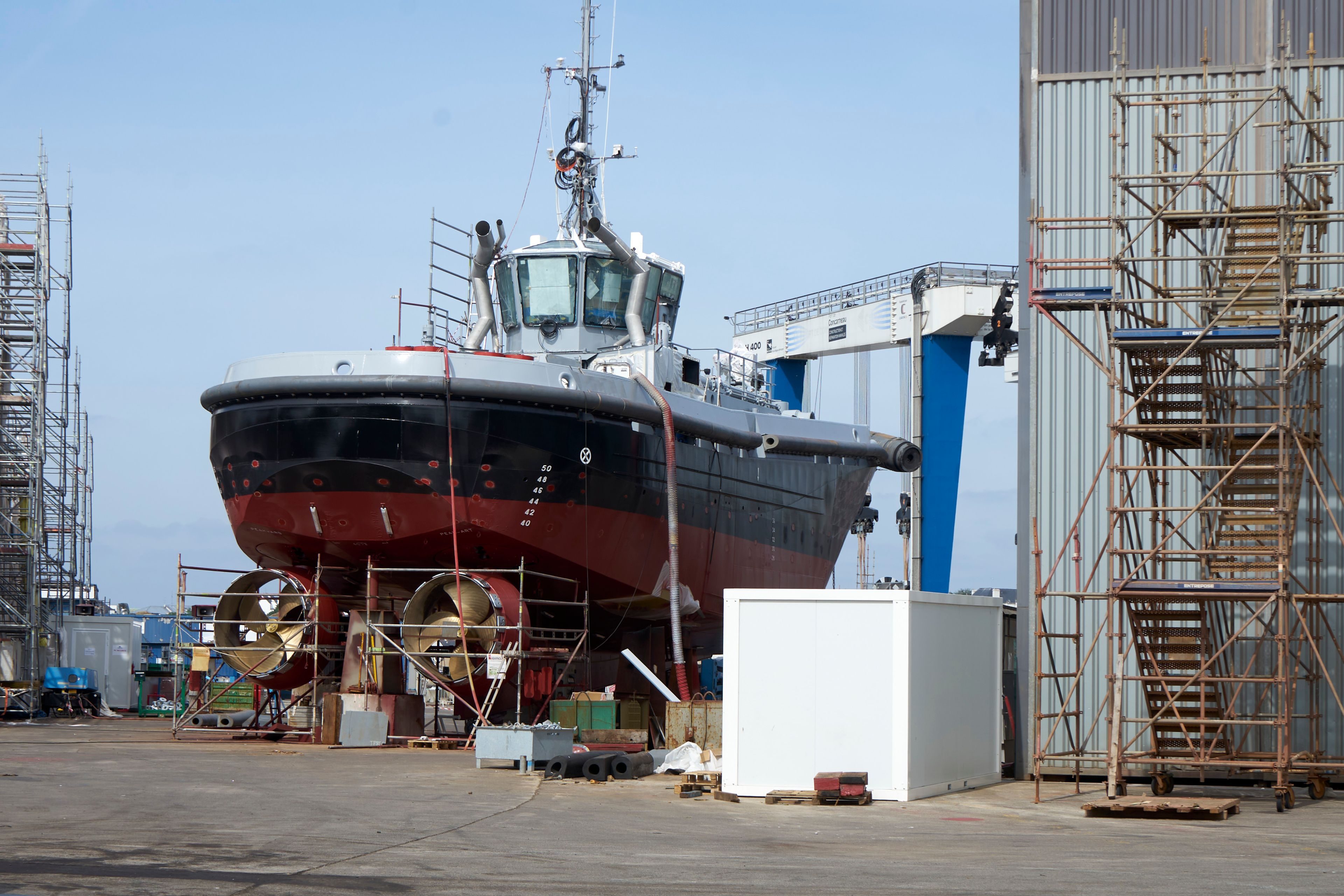Navire en cale s&egrave;che sur un chantier naval